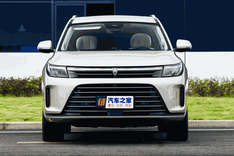 Tại thị trường Trung Quốc xe có 3 phiên bản, giá xe AITO M7 2022 dao động từ 319.800 - 349.800 Nhân dân tệ (khoảng 1,12 - 1,22 tỷ đồng). Được định vị giữa phân khúc SUV cỡ trung và cỡ lớn, AITO M7 2022 có chiều dài 5.020 mm, chiều rộng 1.945 mm, chiều cao 1.775 mm cùng chiều dài cơ sở 2.820 mm. Riêng khoang hành khách của mẫu SUV Trung Quốc này có chiều dài lên đến 2.605 mm.