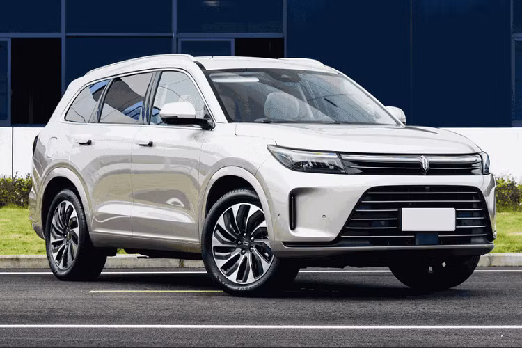 AITO là thương hiệu ôtô cao cấp mới thành lập của hãng điện thoại Huawei và đối tác Seres. Vào cuối năm ngoái, thương hiệu này đã tung ra mẫu đầu tay mang tên M5. Đến hôm 4/7/2022 vừa qua, AITO tiếp tục vén màn mẫu xe thứ hai mang tên M7. Chỉ sau 4 tiếng mở bán, đã có 20.000 chiếc AITO M7 2022 mới tìm thấy chủ nhân mới tại Trung Quốc mặc dù đây không phải là xe giá rẻ.