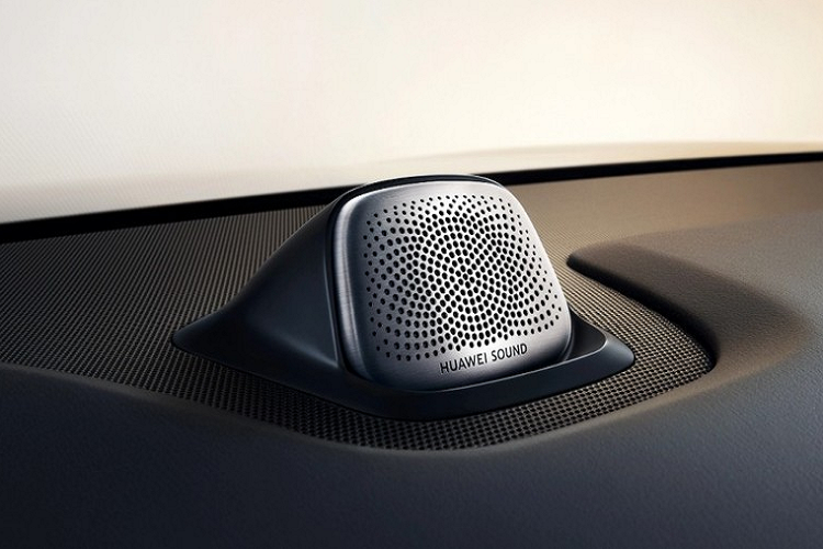 Nội thất của mẫu SUV Trung Quốc này được bọc da sang trọng với những chi tiết ốp gỗ hoặc sơn màu đen bóng. Trước mặt người lái là vô lăng 2 chấu vát đáy thể thao, bảng đồng hồ kỹ thuật số 10,25 inch và màn hình thông tin giải trí 15,6 inch.