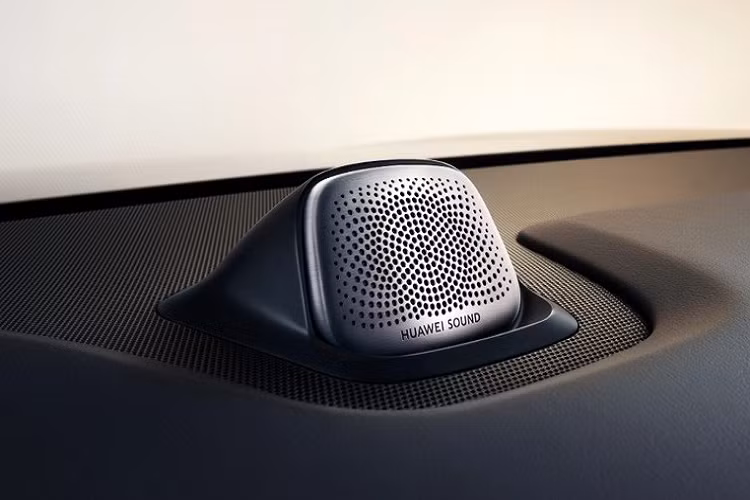 Nội thất của mẫu SUV Trung Quốc này được bọc da sang trọng với những chi tiết ốp gỗ hoặc sơn màu đen bóng. Trước mặt người lái là vô lăng 2 chấu vát đáy thể thao, bảng đồng hồ kỹ thuật số 10,25 inch và màn hình thông tin giải trí 15,6 inch.