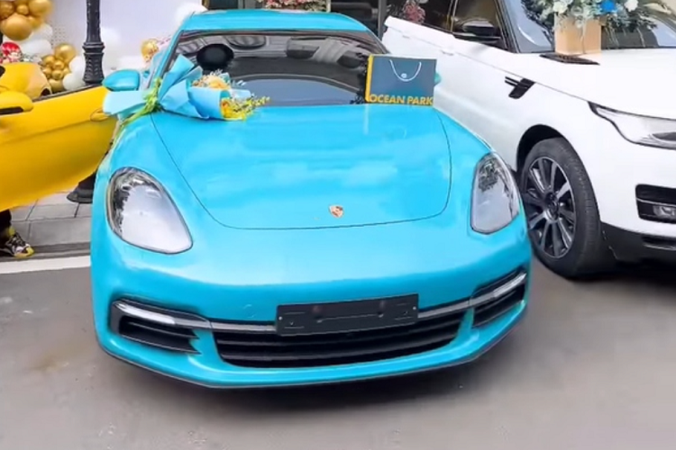 Chiếc Land Rover Range Rover Sport HSE Dynamic nằm bên cạnh chiếc Panamera cũng thu hút sự quan tâm của cộng đồng mạng vì vóc dáng to lớn và xe còn đeo biển số "tam hoa 3".