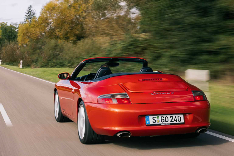 Harm Lagaaij, Nhà thiết kế chính của Porsche trong thập niên 90, nhớ lại rằng ông đã ngạc nhiên như thế nào trước chiến lược này. Vào thời điểm đó, điều này chưa từng xảy ra, đặc biệt là với một chiếc xe mang tính biểu tượng như Porsche 911.