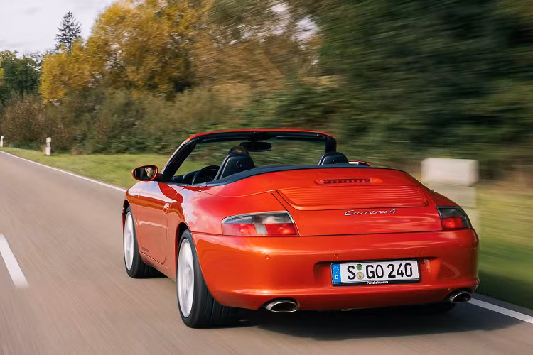 Harm Lagaaij, Nhà thiết kế chính của Porsche trong thập niên 90, nhớ lại rằng ông đã ngạc nhiên như thế nào trước chiến lược này. Vào thời điểm đó, điều này chưa từng xảy ra, đặc biệt là với một chiếc xe mang tính biểu tượng như Porsche 911.