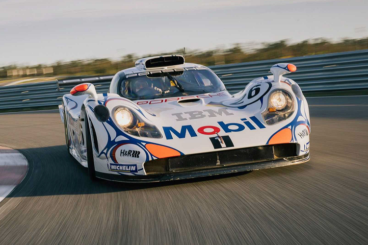 Kết quả là trong thời gian này, đội ngũ đã hoàn tất việc chế tạo một chiếc roadster động cơ đặt giữa và một chiếc coupe động cơ đặt sau giống hệt nhau từ đầu đến cột B. Ở thời điểm bấy giờ, đây là một thử thách và với thời gian hạn chế và Porsche đã phải huy động đội ngũ của Lagaaij lên tới 80 thành viên.