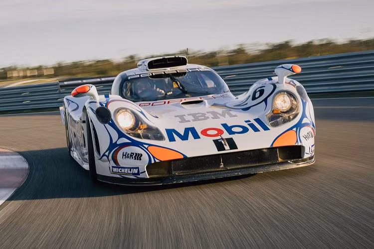 Kết quả là trong thời gian này, đội ngũ đã hoàn tất việc chế tạo một chiếc roadster động cơ đặt giữa và một chiếc coupe động cơ đặt sau giống hệt nhau từ đầu đến cột B. Ở thời điểm bấy giờ, đây là một thử thách và với thời gian hạn chế và Porsche đã phải huy động đội ngũ của Lagaaij lên tới 80 thành viên.