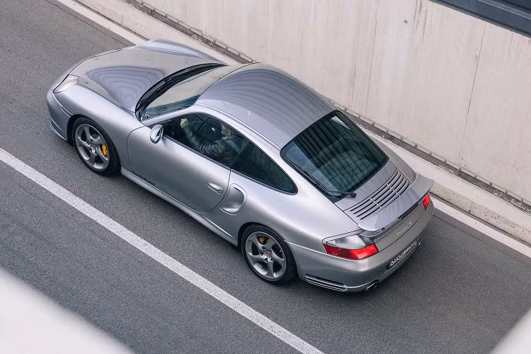 Cho đến nay, Porsche 911 996 thể thao vẫn là mẫu xe có diện mạo cực kỳ hấp dẫn và được nhiều người tìm mua để phục chế, nâng cấp theo sở thích của mình.