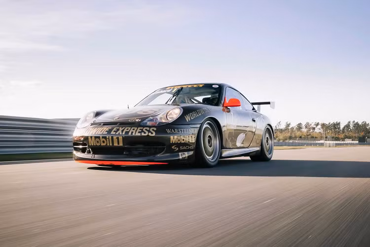 Ngoài việc Concept chia sẻ bộ phận với chiếc Porsche Boxster đầu tiên còn có các chi tiết về động cơ của mẫu xe 996.