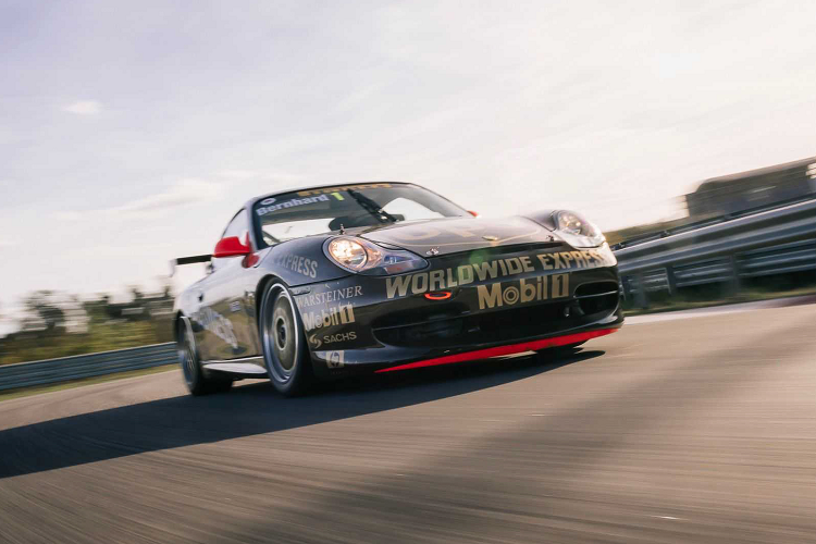 Achleitner cho biết: "Porsche cần một chiếc xe ở phân khúc giá thấp hơn để giúp tạo ra doanh số bán hàng cao hơn. Vì vậy, điều này dẫn đến ý tưởng về Boxster và 996 chia sẻ một số chi tiết".