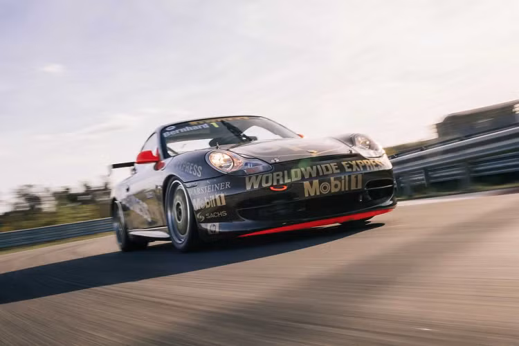 Achleitner cho biết: "Porsche cần một chiếc xe ở phân khúc giá thấp hơn để giúp tạo ra doanh số bán hàng cao hơn. Vì vậy, điều này dẫn đến ý tưởng về Boxster và 996 chia sẻ một số chi tiết".