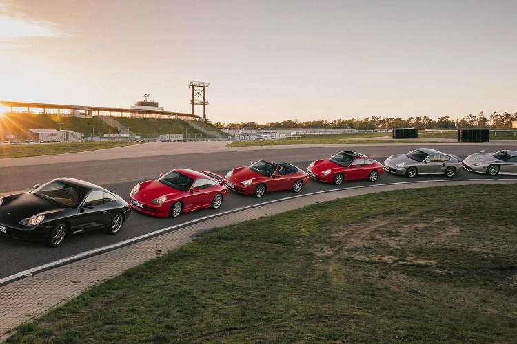 Ông August Achleitner, Giám đốc Kế hoạch Sản phẩm Kỹ thuật, Ý tưởng và các Dự án Đặc biệt của Porsche là người đứng đầu đã lãnh đạo dự án phát triển mẫu xe 996 tổng thể và năm nay, nhà sản xuất ôtô này sẽ kỷ niệm 25 năm mẫu xe Porsche 911 996 huyền thoại đánh dấu tương lai.