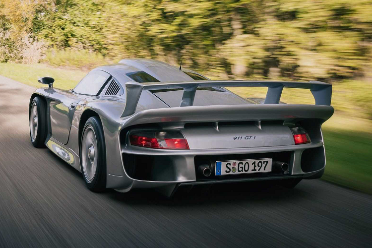 Với các quy định nghiêm ngặt về khí thải và một số yếu tố khác, Porsche đã chuyển từ thiết kế hai van làm mát bằng không khí trước đây sang động cơ boxer bốn van làm mát bằng nước mới. Achleitner nói: “Theo kỳ vọng ban đầu, chúng tôi mong muốn sẽ bán tổng cộng ít nhất 30.000 chiếc của cả hai loại xe”.