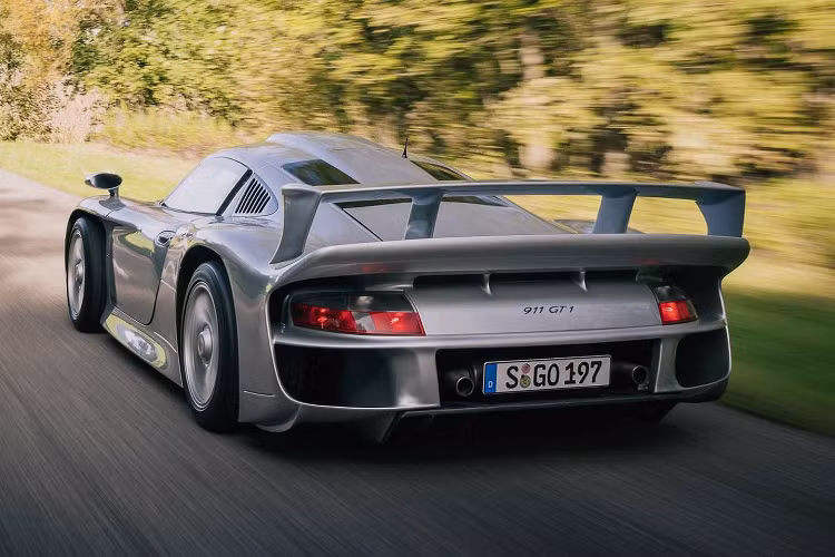 Với các quy định nghiêm ngặt về khí thải và một số yếu tố khác, Porsche đã chuyển từ thiết kế hai van làm mát bằng không khí trước đây sang động cơ boxer bốn van làm mát bằng nước mới. Achleitner nói: “Theo kỳ vọng ban đầu, chúng tôi mong muốn sẽ bán tổng cộng ít nhất 30.000 chiếc của cả hai loại xe”.