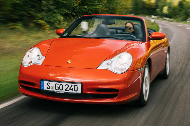 Những người đam mê Porsche sẽ biết mối quan hệ giữa chiếc Boxster Roadster đầu tiên có tên nội bộ là 986 và chiếc Porsche 911 thời 996. Trên thực tế, hai chiếc xe đã chia sẻ rất nhiều bộ phận, điển hình như nội thất của 996 và Boxster giống hệt nhau.