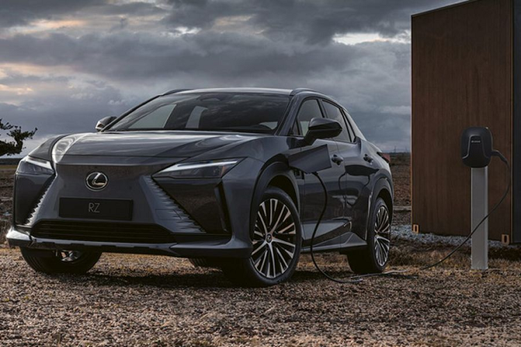 Sau hơn 10 năm với nhiều biến đổi, giờ đây, Lexus đang đứng trước một câu hỏi khá hóc búa: Lưới tản nhiệt hình con suốt biến đổi thế nào khi xe điện không cần?