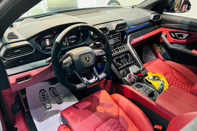 So với mức giá bán chính hãng, giá xe Lamborghini Urus nhập khẩu tư nhân này có giá cao hơn 8 tỷ đồng nhưng xe thuộc diện đầy đủ đồ chơi và có sẵn, khách hàng không phải chờ đợi ngày bàn giao xe có thể phải chờ từ 6 tháng đến 1 năm.