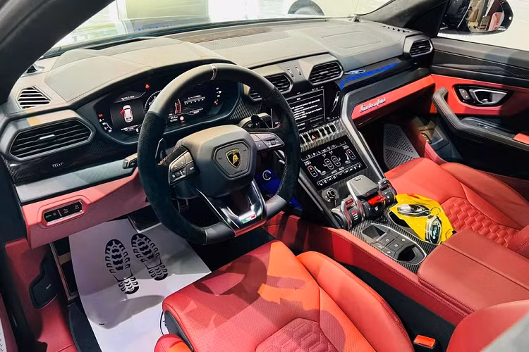So với mức giá bán chính hãng, giá xe Lamborghini Urus nhập khẩu tư nhân này có giá cao hơn 8 tỷ đồng nhưng xe thuộc diện đầy đủ đồ chơi và có sẵn, khách hàng không phải chờ đợi ngày bàn giao xe có thể phải chờ từ 6 tháng đến 1 năm.