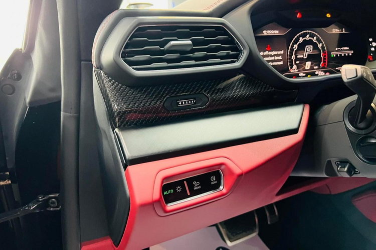 Cuối cùng là việc xe Lamborghini Urus cũng có sức mạnh đáng kinh ngạc như các chú bò tót 2 cửa khác trong gia đình, mẫu xe này được trang bị khối động cơ V8, tăng áp kép, dung tích 4.0 lít, cho ra công suất tối đa 641 mã lực tại vòng tua máy 6.000 vòng/phút và mô-men xoắn cực đại 850 Nm tại dải vòng tua máy từ 2.250 đến 4.500 vòng/phút.