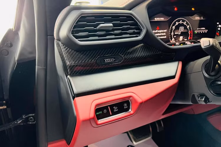 Cuối cùng là việc xe Lamborghini Urus cũng có sức mạnh đáng kinh ngạc như các chú bò tót 2 cửa khác trong gia đình, mẫu xe này được trang bị khối động cơ V8, tăng áp kép, dung tích 4.0 lít, cho ra công suất tối đa 641 mã lực tại vòng tua máy 6.000 vòng/phút và mô-men xoắn cực đại 850 Nm tại dải vòng tua máy từ 2.250 đến 4.500 vòng/phút.