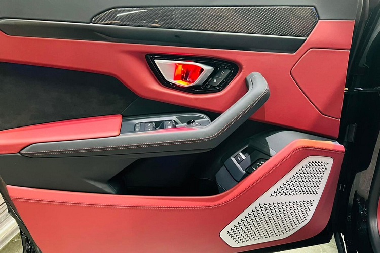 Điểm làm nên sự thú vị của Urus chính là chiếc xe Lamborghini có thể dễ dàng chinh phục bất kỳ con đường nào, ngoài ra, khoang hành lý có dung tích 1.596 lít nếu hàng ghế sau được gập lại cũng khiến cho không ít đại gia phải nhanh chóng xuống tiền sở hữu.