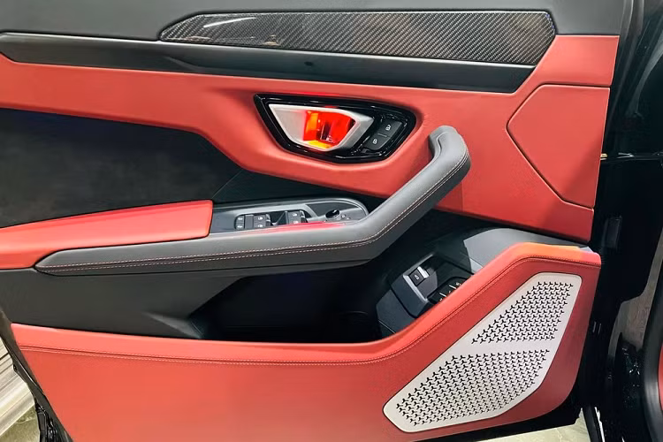 Điểm làm nên sự thú vị của Urus chính là chiếc xe Lamborghini có thể dễ dàng chinh phục bất kỳ con đường nào, ngoài ra, khoang hành lý có dung tích 1.596 lít nếu hàng ghế sau được gập lại cũng khiến cho không ít đại gia phải nhanh chóng xuống tiền sở hữu.