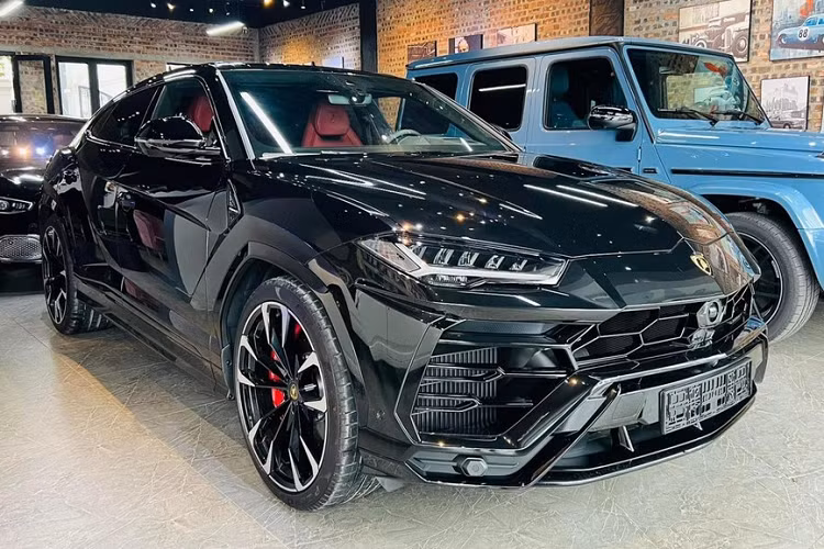 Phải chờ xem 1 thời gian nữa liệu các đại gia Việt có nhận bàn giao xe Lamborghini Urus chính hãng với mức giá siêu tốt trên hay không, trong khi đó, các công ty nhập khẩu tư nhân đã mạnh dạn nhập sẵn xe Lamborghini Urus về dải đất hình chữ S để phục vụ các đại gia Việt không thích chờ đợi.