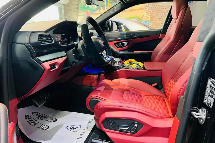 Sức mạnh trên của Lamborghini Urus sẽ kết hợp cùng hộp số tự động 8 cấp và hệ dẫn động 4 bánh, nhờ đó, chiếc siêu SUV này có thể tăng tốc từ vị trí xuất phát lên 100 km/h chỉ trong thời gian 3,6 giây trước khi đạt vận tốc tối đa 305 km/h.