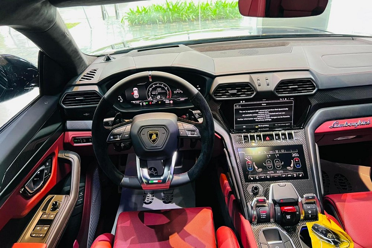 Xe có tùy chọn carbon ở khoang lái rất ấn tượng, ngoài ra còn có bộ mâm 23 inch sơn 2 tông màu tương phản và ống xả tùy chọn sơn đen.