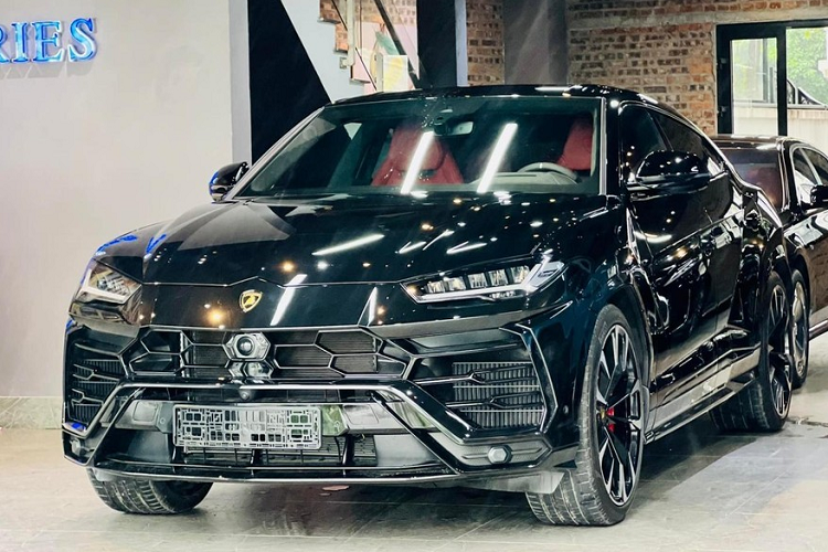 Mới đây nhất, một chiếc siêu SUV Lamborghini Urus đã lộ ảnh khui công tại Sài thành và nhanh chóng được vận chuyển ra Hà Nội cho 1 công ty nhập khẩu tư nhân ở đây và hiện xe đang tìm chủ nhân. Được biết, giá xe Lamborghini Urus nhập tư này đang được rao bán với giá trên 21 tỷ đồng.
