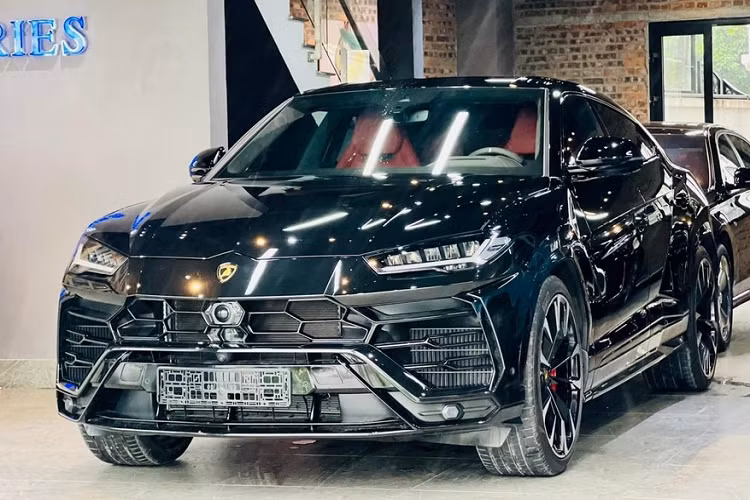 Mới đây nhất, một chiếc siêu SUV Lamborghini Urus đã lộ ảnh khui công tại Sài thành và nhanh chóng được vận chuyển ra Hà Nội cho 1 công ty nhập khẩu tư nhân ở đây và hiện xe đang tìm chủ nhân. Được biết, giá xe Lamborghini Urus nhập tư này đang được rao bán với giá trên 21 tỷ đồng.