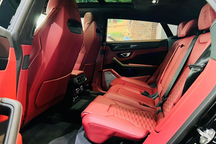 Ngoại thất siêu SUV Lamborghini Urus đang rao bán trên 21 tỷ đồng được sơn màu đen và nội thất màu đỏ rất nổi bật.