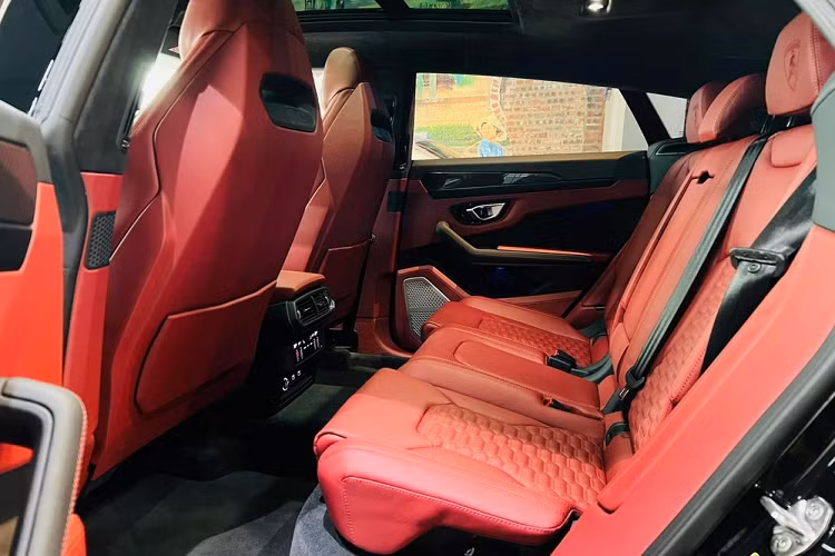 Ngoại thất siêu SUV Lamborghini Urus đang rao bán trên 21 tỷ đồng được sơn màu đen và nội thất màu đỏ rất nổi bật.