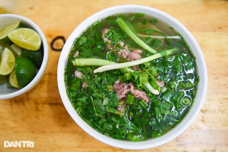 Quan pho 70 tuoi o Ha Noi, ong chu ban veo 400 bat trong vai gio-Hinh-5