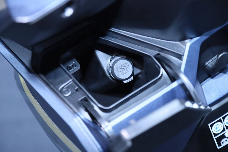 Bên cạnh đó là bảng đồng hồ kỹ thuật số toàn phần, hiển thị đủ thông tin cần thiết...Đĩa phanh thiết kế mới