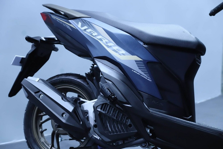 Ngay cả phần thân mẫu xe ga Honda Vario 125 2022 cũng đã được làm mới với những đường cắt nổi bật hơn. Thêm vào đó là những màu sơn và tem xe mới.