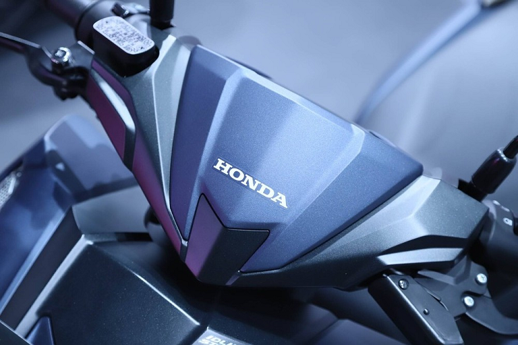 Cụ thể, hãng Honda đã bổ sung đầu xe, yếm trước, vỏ đèn và ốp gương chiếu hậu cải tiến cho Vario 125 2022 để xe vận hành linh hoạt hơn.