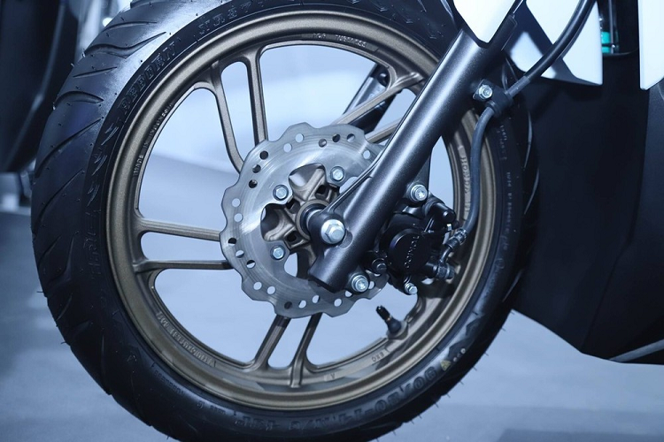 Lốp của Honda Vario 125 2022 rộng hơn phiên bản cũ với kích thước 90/80 trước và 100/80 sau. Theo hãng Honda, lốp mới giúp Vario 125 2022 có thiết kế thể thao hơn và mang đến cảm giác lái linh hoạt, thoải mái hơn cho người điều khiển khi sử dụng hàng ngày.