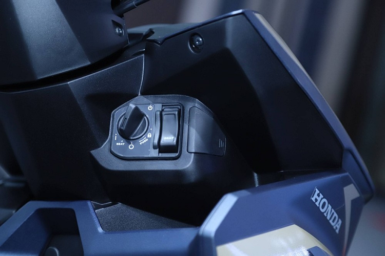 .. và cổng sạc USB Type A trong ngăn chứa đồ.