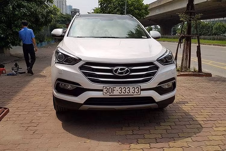  Hyundai SantaFe biển ngũ quý 3 Chiếc Hyundai SantaFe này ngay sau khi được “chốt đơn” tại đại lý chính hãng ở Hà Nội đã được chủ nhân mang đi làm các thủ tục đăng ký. Rất may mắn, người này đã “bốc” trúng biển số “30F-33.333”. Được biết, chủ nhân bốc biển số của chiếc Hyundai SantaFe biển ngũ quý 3 là nữ, xe thuộc bản máy xăng cao cấp.