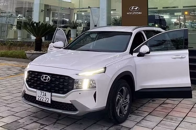  Hyundai SantaFe 2021 biển ngũ quý 2 Tháng 10/2021, một chủ xe ở Quảng Bình cũng gây chú ý cộng đồng mạng khi bốc trúng biển "73A - 222.22” cho chiếc Hyundai SantaFe 2021. Quan niệm của nhiều người Việt cho rằng, số 2 mang ý nghĩa tượng trưng cho sự mãi mãi, đặc biệt 5 số 2 lặp càng khiến cho biển số của chiếc xe trở nên có giá trị hơn. Những người sở hữu biển số số ngũ 2 sẽ gặp được may mắn, thuận lợi trong con đường công danh sự nghiệp và cuộc sống nên biển số này thường rất có giá trị.