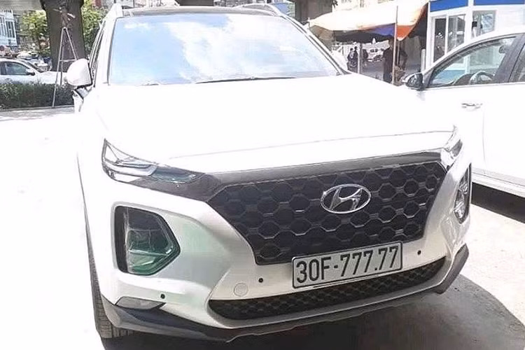  Hyundai SantaFe biển ngũ quý 7 Chiếc Hyundai SantaFe 2019 mang biển kiểm soát “30F- 777.77” bị bắt gặp khi đang dừng dỗ trên đường phố Hà Nội. Theo giới luận biển, số 7 là con số được tôn sùng, nó mang ý nghĩa to lớn, vĩ đại. Đặc biệt, người sở hữu dãy số ngũ quý 7 sẽ thăng tiến trên con đường công danh, có nhiều trợ thủ đắc lực và trung thành, quyền lực sẽ được giữ vững không bị ai xâm phạm.