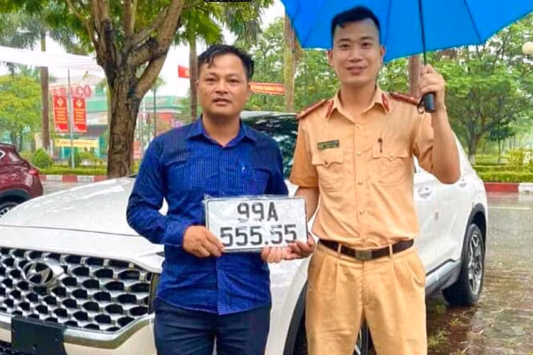  Hyundai SantaFe biển ngũ quý 5 Gần đây nhất, anh Nguyễn Văn Nên (ở Gia Bình, Bắc Ninh) đã may mắn bấm được biển số rất đẹp “99A-555.55”. Được biết, ngay sau khi thông tin và hình ảnh Nên được lan truyền trên mạng xã hội đã có nhiều người ngỏ ý muốn mua lại chiếc xe này với mức giá cao nhất lên tới 5 tỷ đồng.