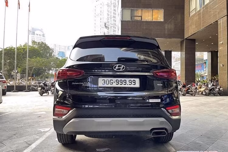Còn đây là chiếc Hyundai SantFe 2019 biển tứ quý 9 ở Bình Thuận, chiếc xe cũng đã từng thu hút rất nhiều sự quan tâm của cộng đồng mạng.