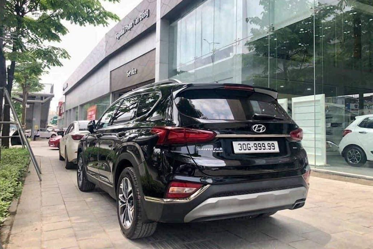 Hyundai SantaFe biển ngũ, tứ quý 9 Vào năm ngoái, một chiếc Hyundai SantaFe thuộc đời 2021 sở hữu biển ngũ quý 9 đã mang đến cho chủ nhân một món hời gấp 3 lần so với số “vốn” ban đầu.