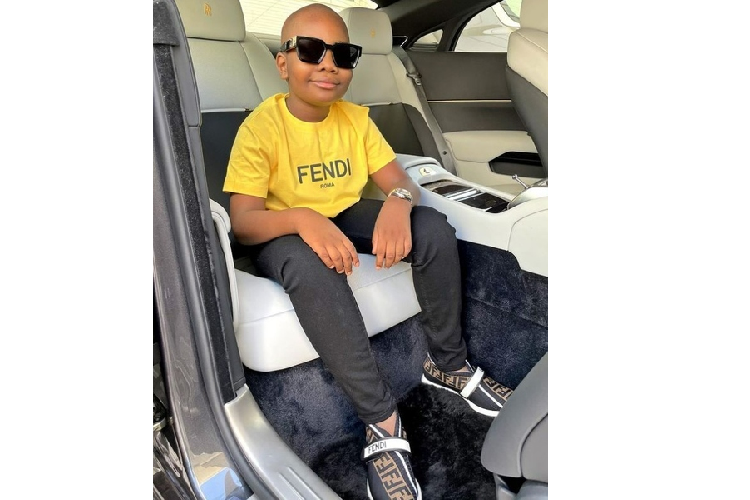 Tuy nhiên, nhiều người "soi" ra rằng chiếc Lamborghini Aventador của tỷ phú trẻ nhất thế giới này là do đã được bố của cậu bé sử dụng từ cách đây vài tháng và có lẽ 2 người này chỉ đang "làm màu", để thu hút sự chú ý của mọi người.