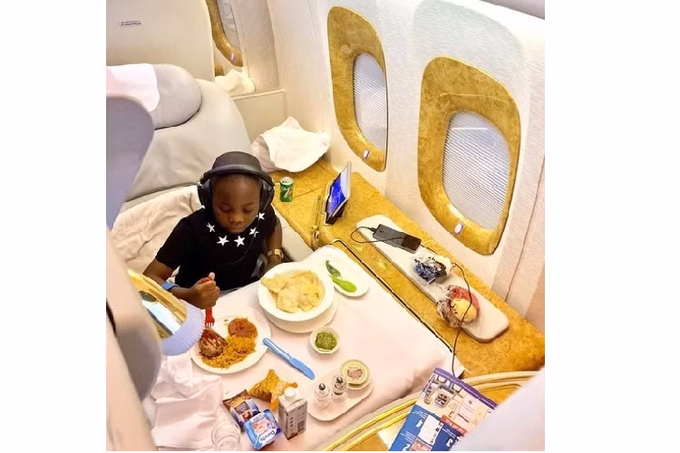 Mompha Sr. tên thật là Ismailia Mustapha, một doanh nhân người Nigeria có giá trị tài sản ròng khoảng 8 tỷ NGN (khoảng 19,2 triệu USD), vì vậy, anh ta cũng không phải tỷ phú USD. Mompha Sr. thường xuyên khoe khoang về cuộc sống xa hoa của mình trên mạng xã hội, và hướng con trai đi theo đam mê đó.