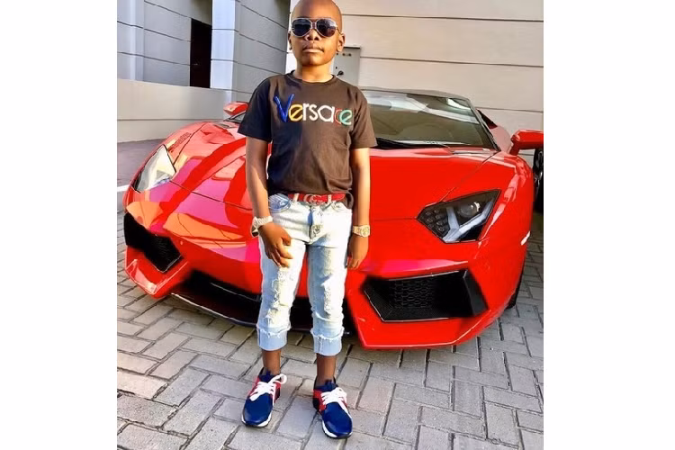 Ismailia được cho là giàu lên nhờ kinh doanh công ty bất động sản tại thành phố Lagos (Nigeria). Ismailia cũng đang phải đối mặt với nguy cơ chịu trách nhiệm hình sự với cáo buộc rửa tiền lên đến hơn 10 triệu bảng Anh (khoảng 303 tỷ đồng).