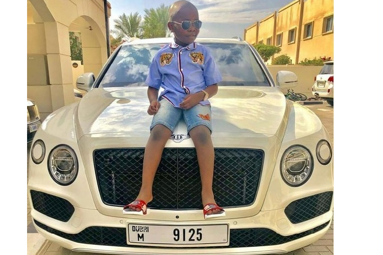 Vào năm 2019, cha của cậu bé - doanh nhân Mompha Sr. đã tặng cho con trai mình dinh thự đầu tiên trong đời để làm quà sinh nhật. Chỉ sau đó vài tháng, Mompha Jr trở thành chủ sở hữu của một chiếc xe siêu sang Bentley Flying Spur màu kem.
