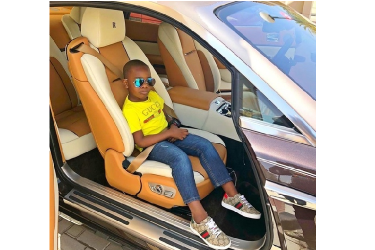 Đầu năm nay, một tòa án đã tiếp nhận báo cáo từ cơ quan chống tham nhũng Nigeria rằng Mompha tẩu tán tài sản của mình trong những chiếc đồng hồ sang trọng và “tài sản lưu động” khác. Mompha bị tạm giam để chờ xét xử, nhưng được thả sau đó không lâu nhờ nộp 350.000 bảng Anh (khoảng 9,87 tỷ đồng) tiền bảo lãnh, theo các báo cáo địa phương.