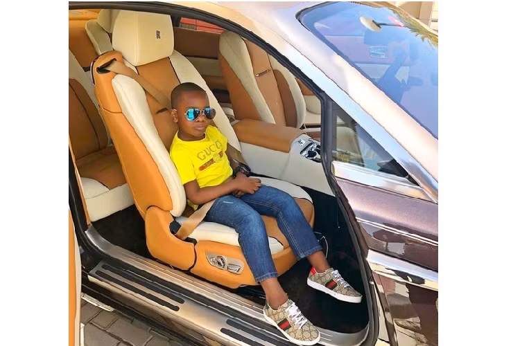 Đầu năm nay, một tòa án đã tiếp nhận báo cáo từ cơ quan chống tham nhũng Nigeria rằng Mompha tẩu tán tài sản của mình trong những chiếc đồng hồ sang trọng và “tài sản lưu động” khác. Mompha bị tạm giam để chờ xét xử, nhưng được thả sau đó không lâu nhờ nộp 350.000 bảng Anh (khoảng 9,87 tỷ đồng) tiền bảo lãnh, theo các báo cáo địa phương.