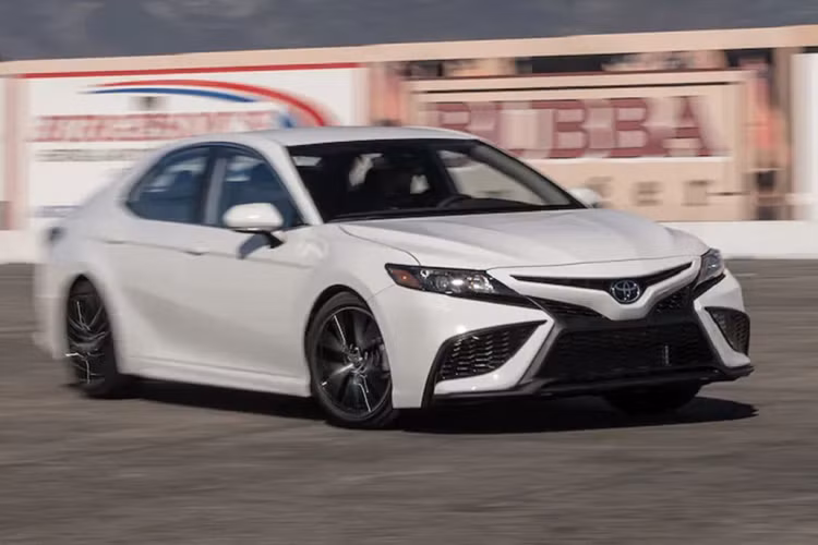 Trong khi đó, mảng truyền động là một vấn đề lớn khi chưa rõ động cơ hiệu suất cao nào tương thích được với khung gầm hiện tại của Toyota Camry.